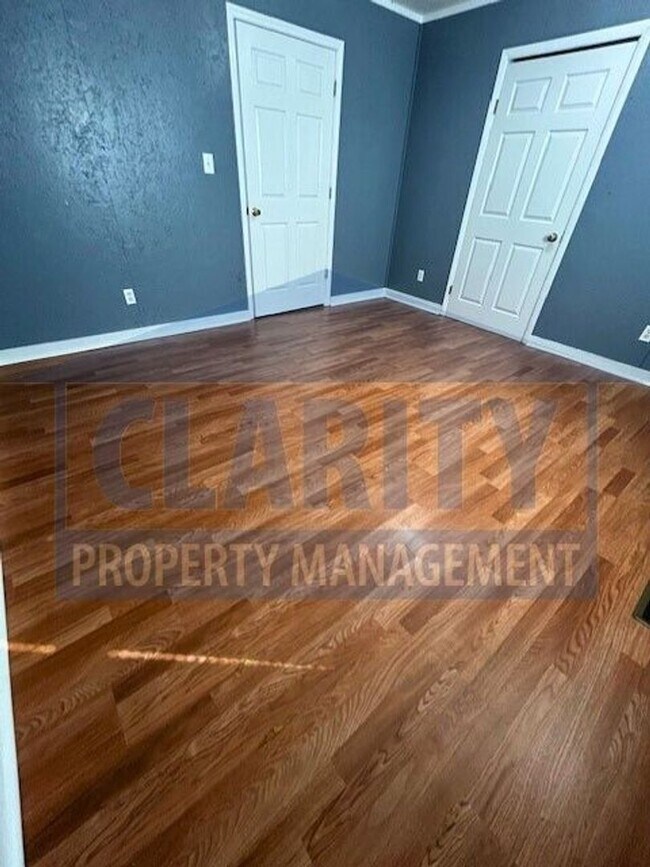 Building Photo - Spacious 3 bedroom, 2 bath home