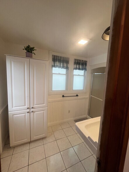 Building Photo - 14 Cherry St