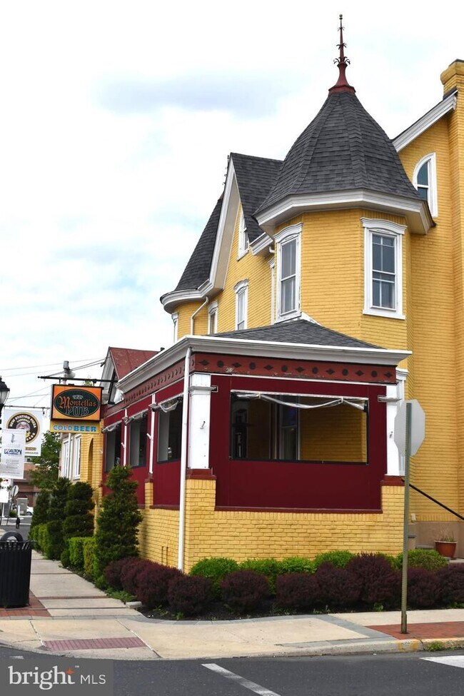Building Photo - 702 Kenilworth Ave