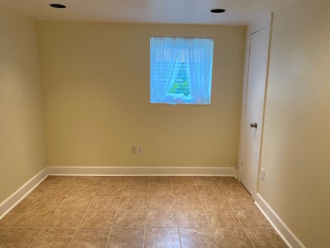 Building Photo - Arbor Lodge Bungalow!