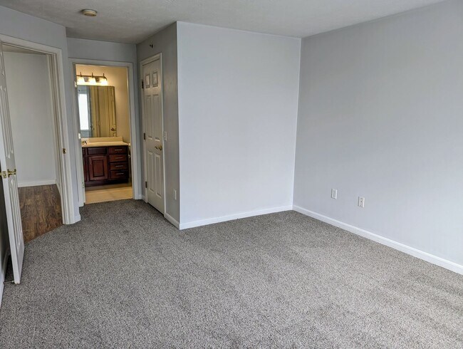 Building Photo - AVAILABLE NOW- Convenient 2 Bed/2 Full Bath Condo in Beavercreek!