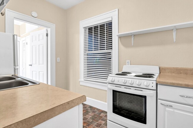 Building Photo - Charming and Spacious 2BR/1BA Unit in Hist...