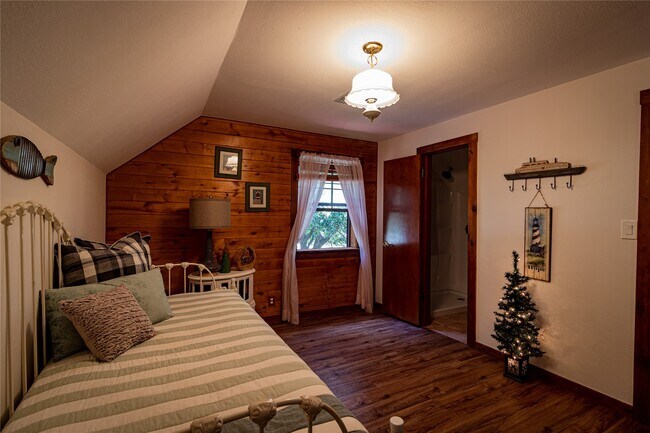 Building Photo - 2612 Primrose Dr