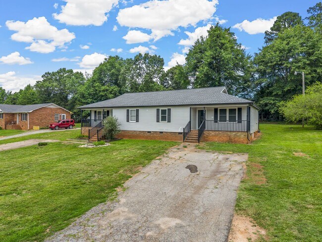 Building Photo - Renovated 2 bed 2 bath- $500 OFF first month rent!!!