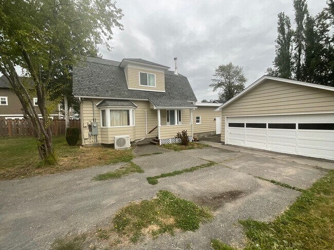 Primary Photo - 3 Bed, 2 Bath Home with 2- Car Garage/Shop...