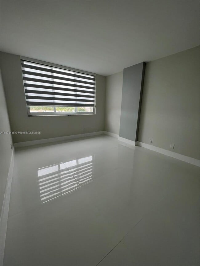 Building Photo - 4200 Hillcrest Dr