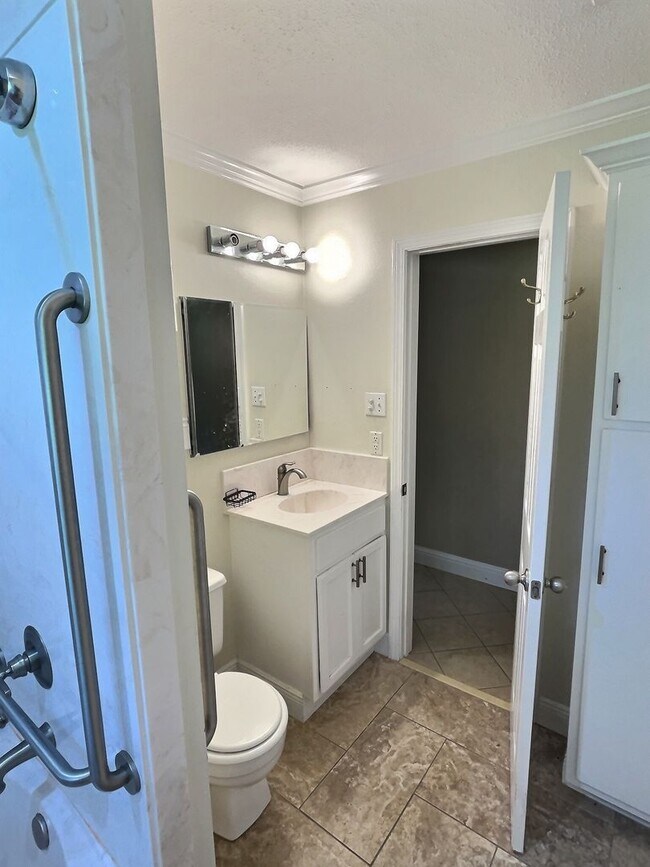 Building Photo - 3 Bedroom home located in the Golf Cart District of Ocean Springs