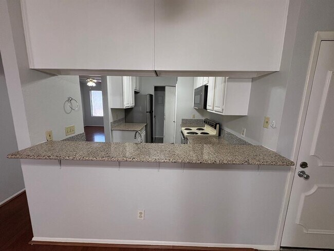 Building Photo - 806 W 24th St