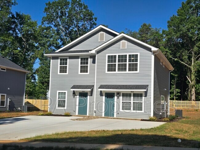 Building Photo - 402 Giles St