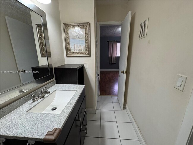 Building Photo - 2610 W 76th St