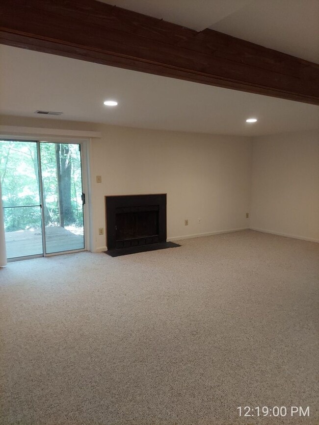 Building Photo - Spacious And Sun-Filled 3 Bedroom 2.5 Bath...