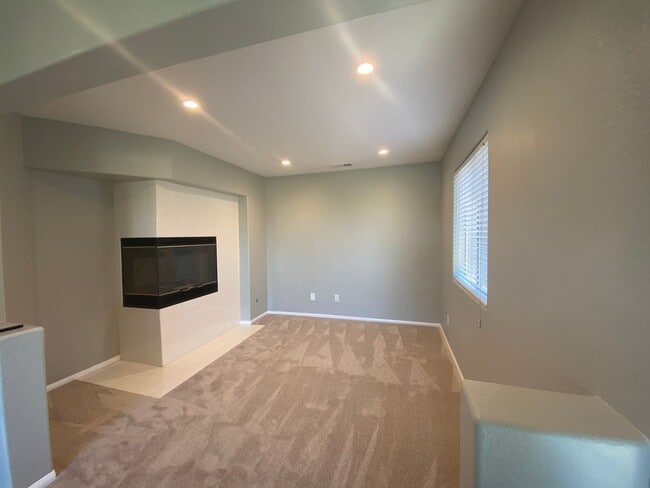 Building Photo - Stunning 4 bedroom Home with a Pool locate...