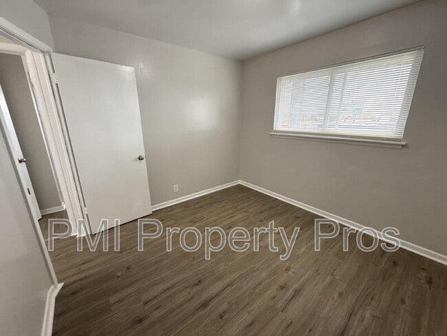 Building Photo - 7701 W Hampton Ave