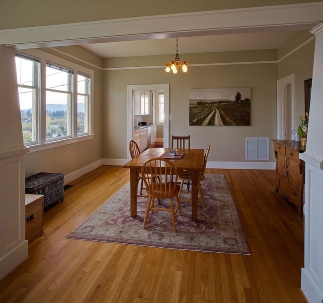 Building Photo - Gorgeous 3 bedroom Home Overlooking Bellin...