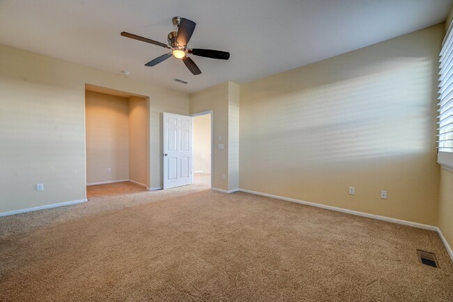 Building Photo - $2,675 - 2 Bed, 2 Bath Updated Condo in Hi...