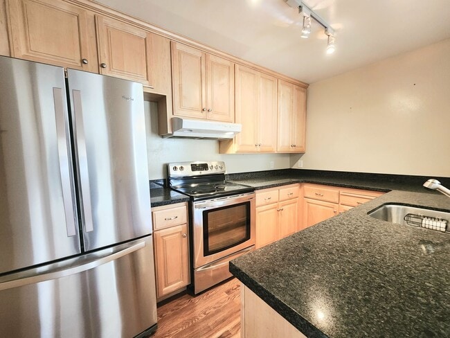 Building Photo - Woodlake two bed, 2 bath