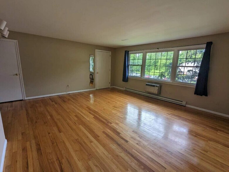 Building Photo - 262 Robin Ln