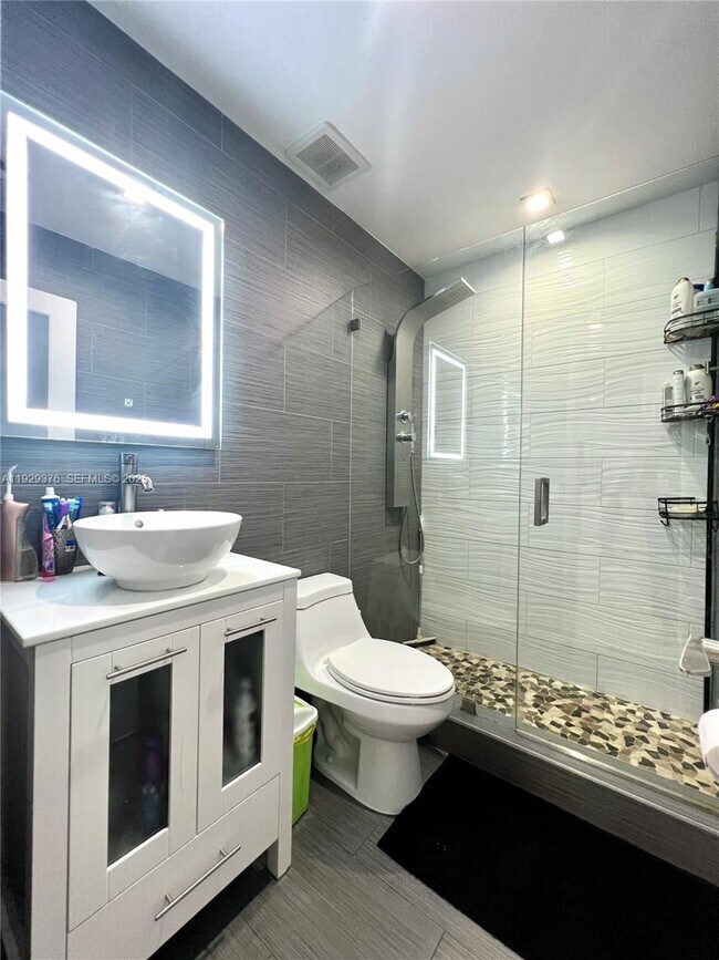 Building Photo - 1430 W 42nd St