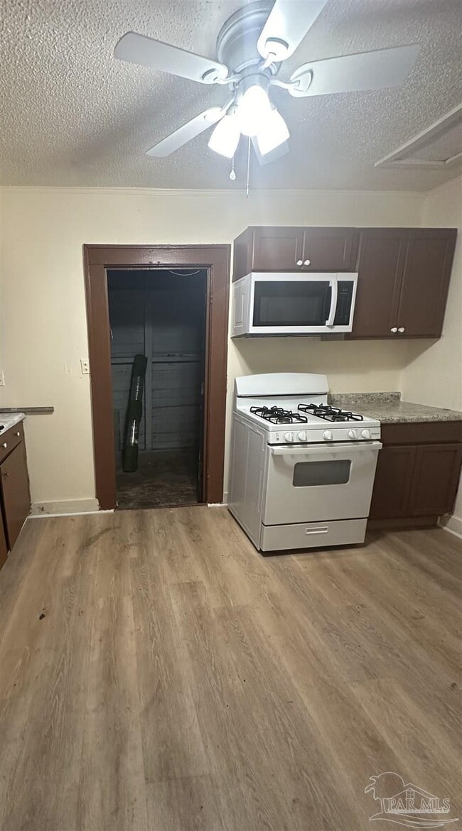 Building Photo - 14 E Strong St