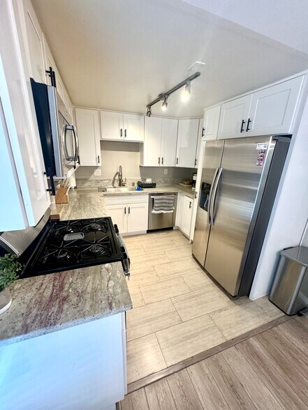 Building Photo - 1151 W Badillo St