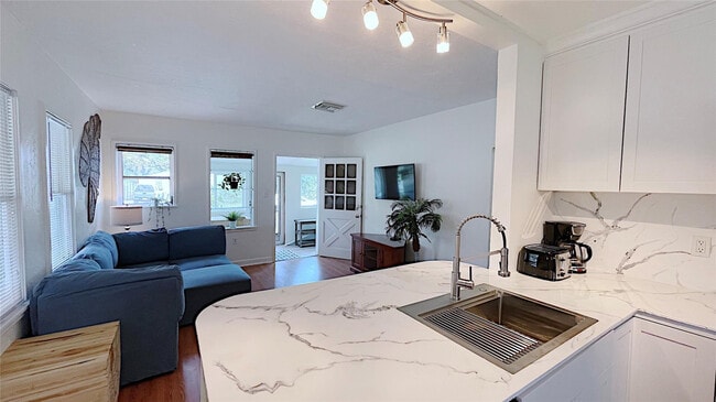 Building Photo - 342 SW 2nd Ave