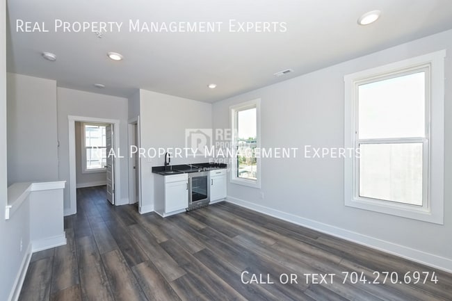 Building Photo - 2140 Terwilliger Terrace