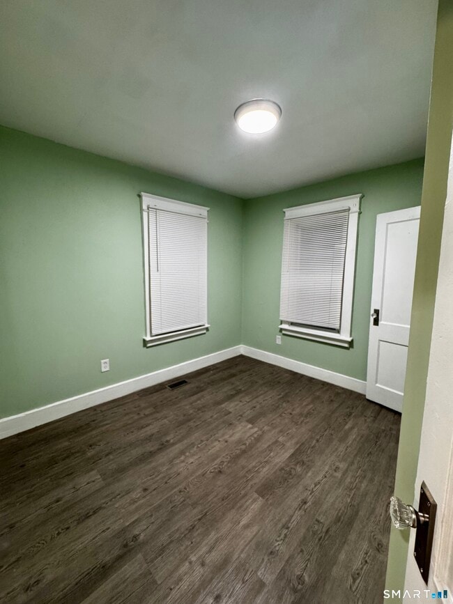 Building Photo - 10 Bank St