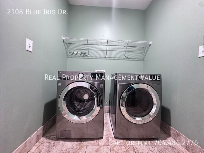 Building Photo - 2108 Blue Iris Dr