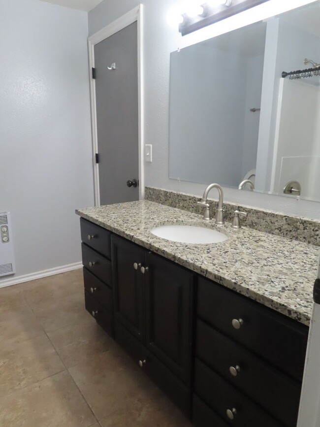 Building Photo - Remodeled 3 Bed/ 1 Bath Avaiable Now in th...