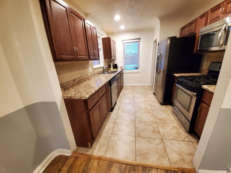 Kitchen - 5555 Alcott St