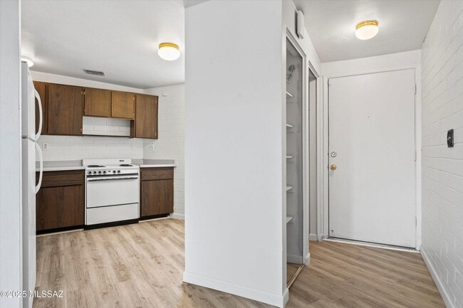 Building Photo - Move In Ready Unit! 1 Bed 1 Bath New Flooring!