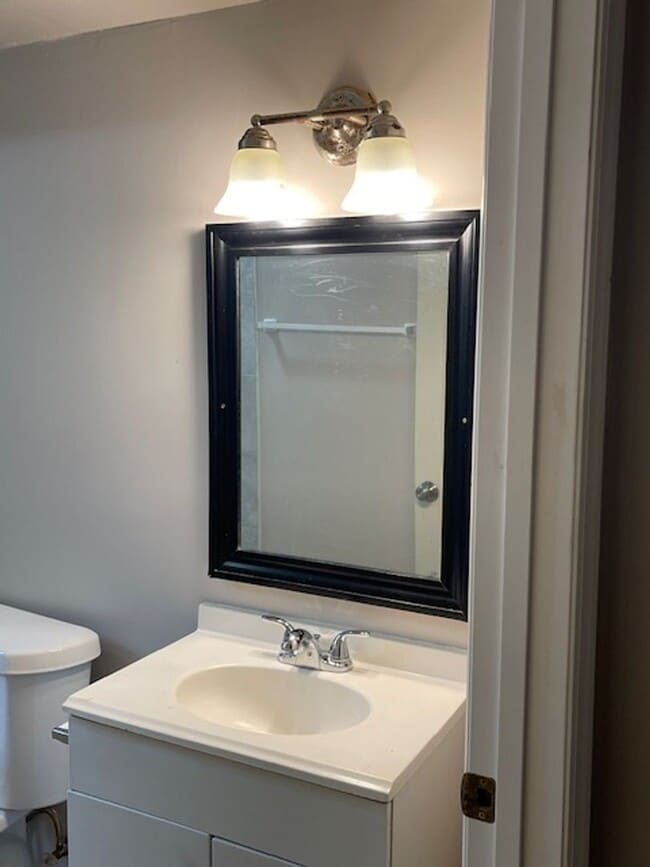 Building Photo - Updated Downstairs 2 Bedroom and 1 Bathroom Carriage House