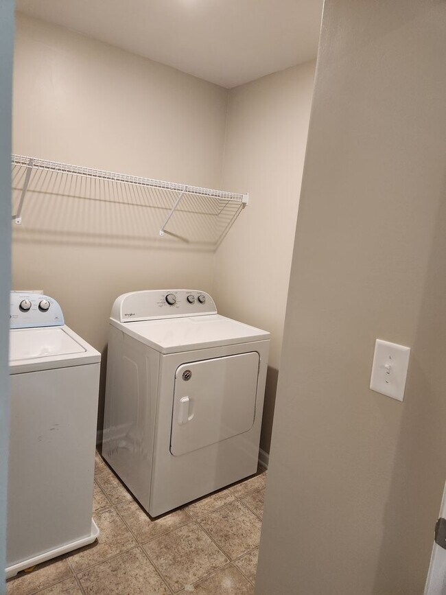 Building Photo - 3 bedroom townhome in university