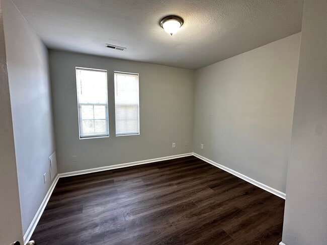 Building Photo - SE Duplex