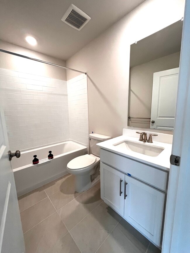 Building Photo - 16 Rothbury Ct