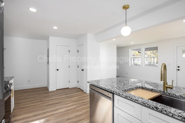 Building Photo - 1012 Debow St