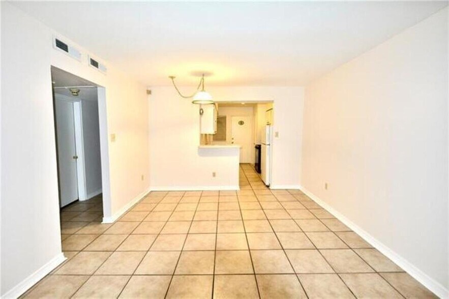 Building Photo - 3030 Edenborn Ave