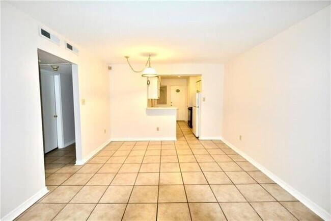 Building Photo - 3030 Edenborn Ave