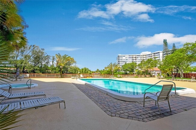 Building Photo - 1300 NE Miami Gardens Dr