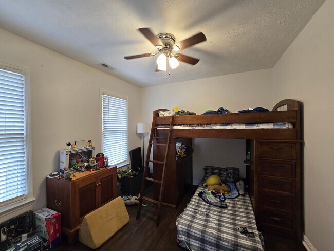 Building Photo - 111 Greentree Dr
