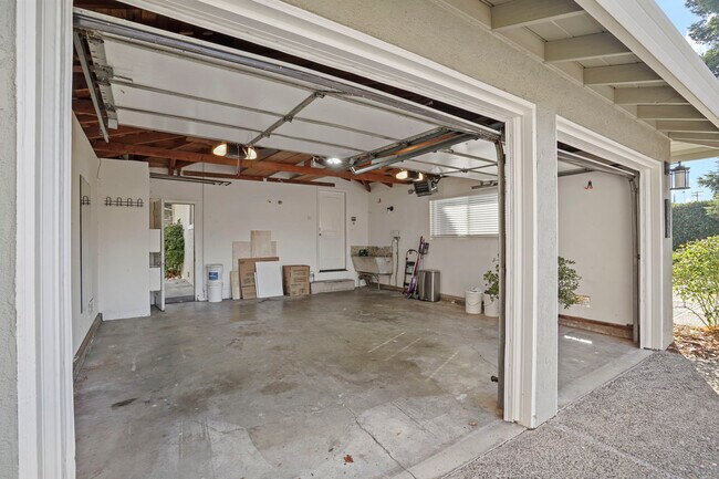 Building Photo - 1407 San Clemente Way