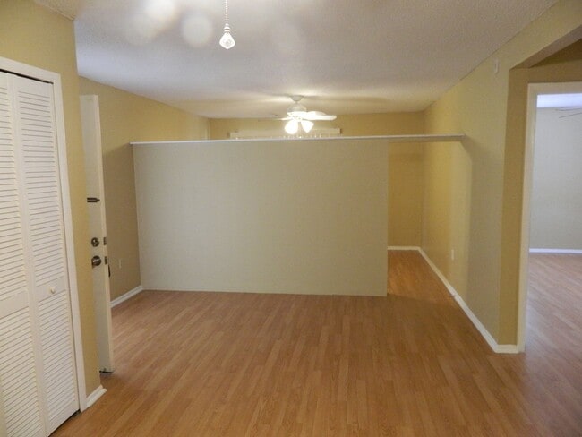 Building Photo - 1 Bed / 1 Bath Condo with Balcony – Seminole County – Water Included!