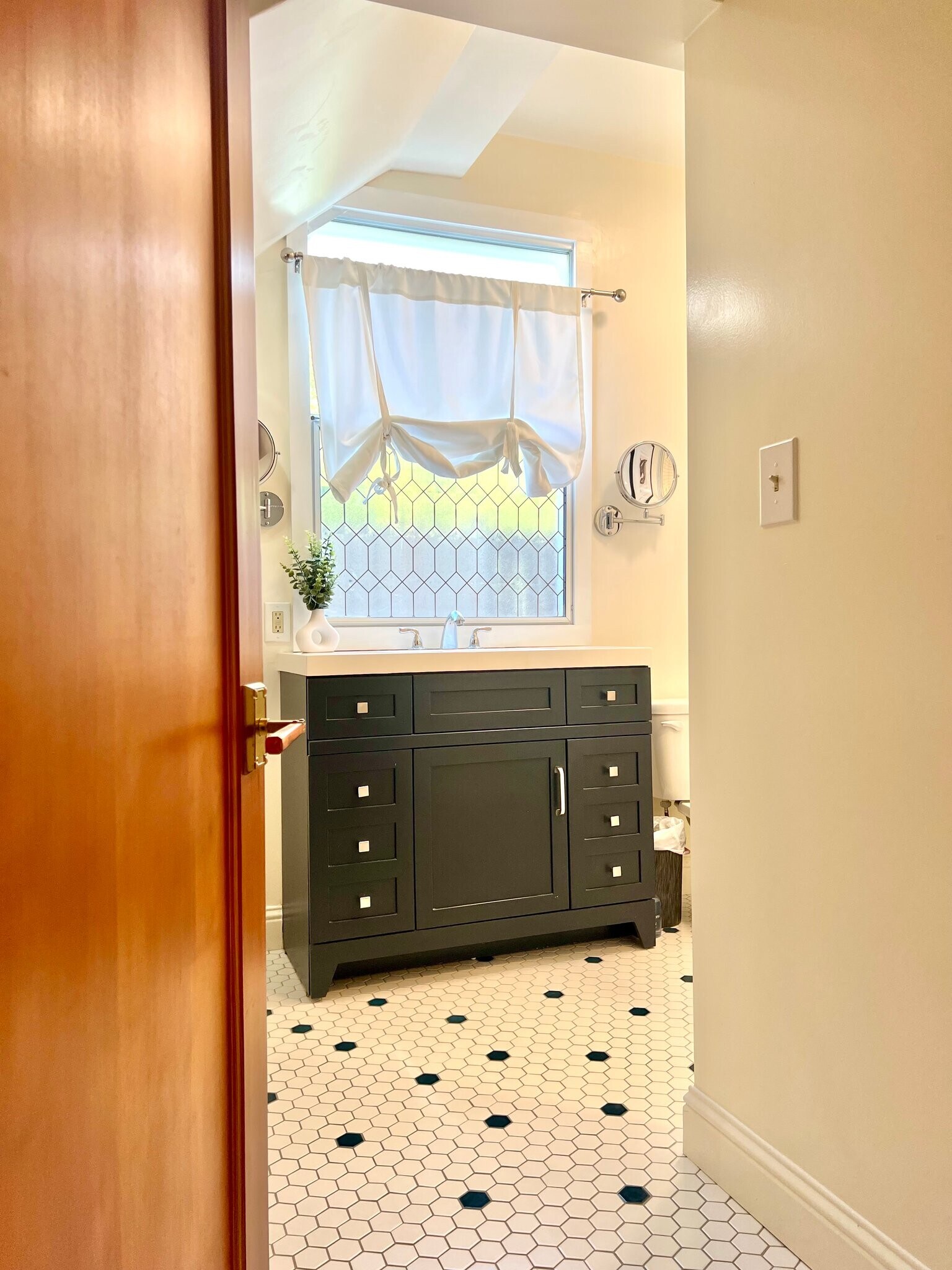 Building Photo - 814 Victorian Alley