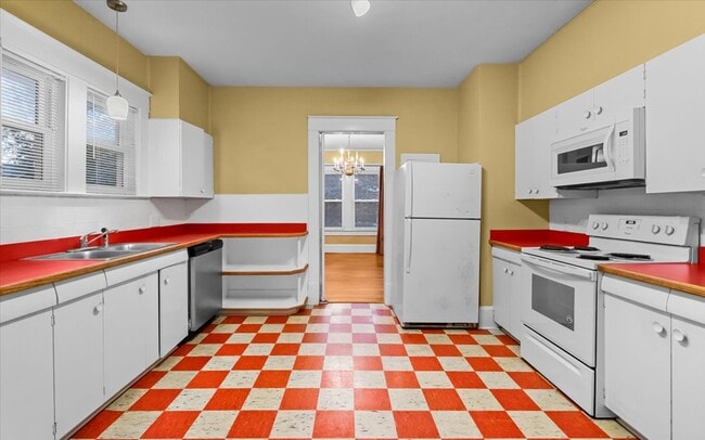 Building Photo - 707 Mayflower Dr