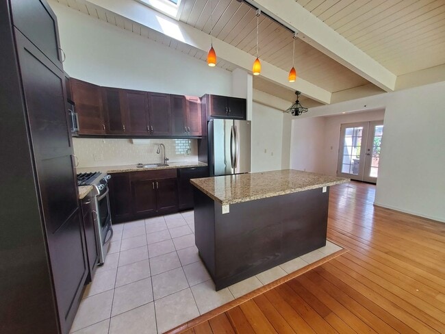 Building Photo - Kentfield 3x2 Flat + detached office, fron...