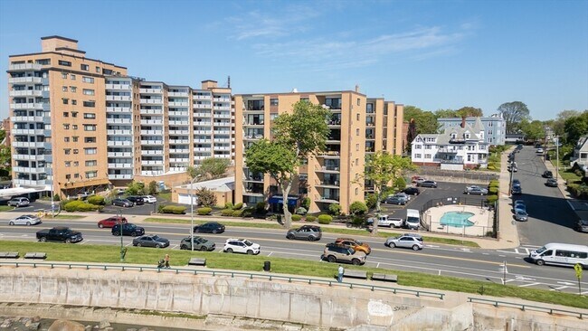 Building Photo - 295 Lynn Shore Dr