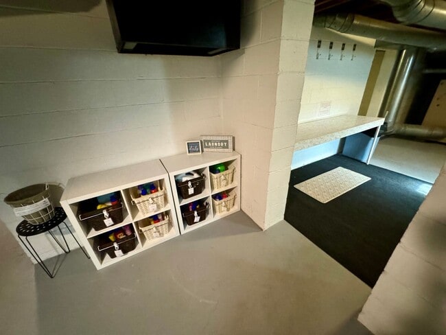 Building Photo - 1 Bedroom- Grandview Area