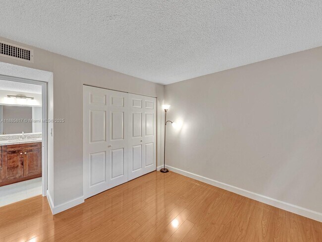 Building Photo - 9451 Evergreen Pl