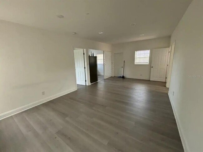 Building Photo - 1045 E Lake Parker Dr