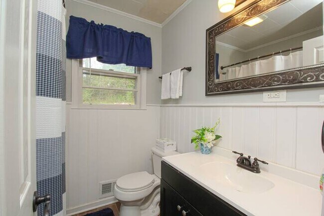 Building Photo - 1127 Magnolia Dr